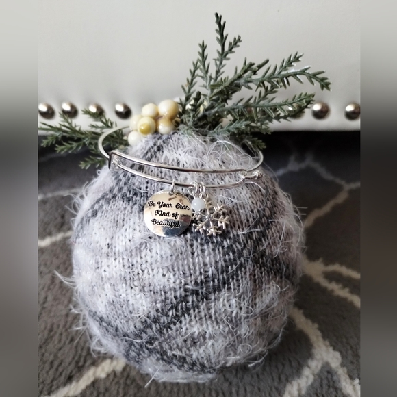 Avon Precious Charms Christmas Time Winter Themed Snowflake Bangle Bracelet - Picture 11 of 16